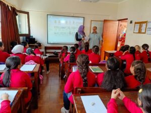 مدير المرحلة الابتدائية بشبان بنها يتفقد الطلاب أثناء الامتحانات الشهرية