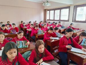 مدير المرحلة الابتدائية بشبان بنها يتفقد الطلاب أثناء الامتحانات الشهرية