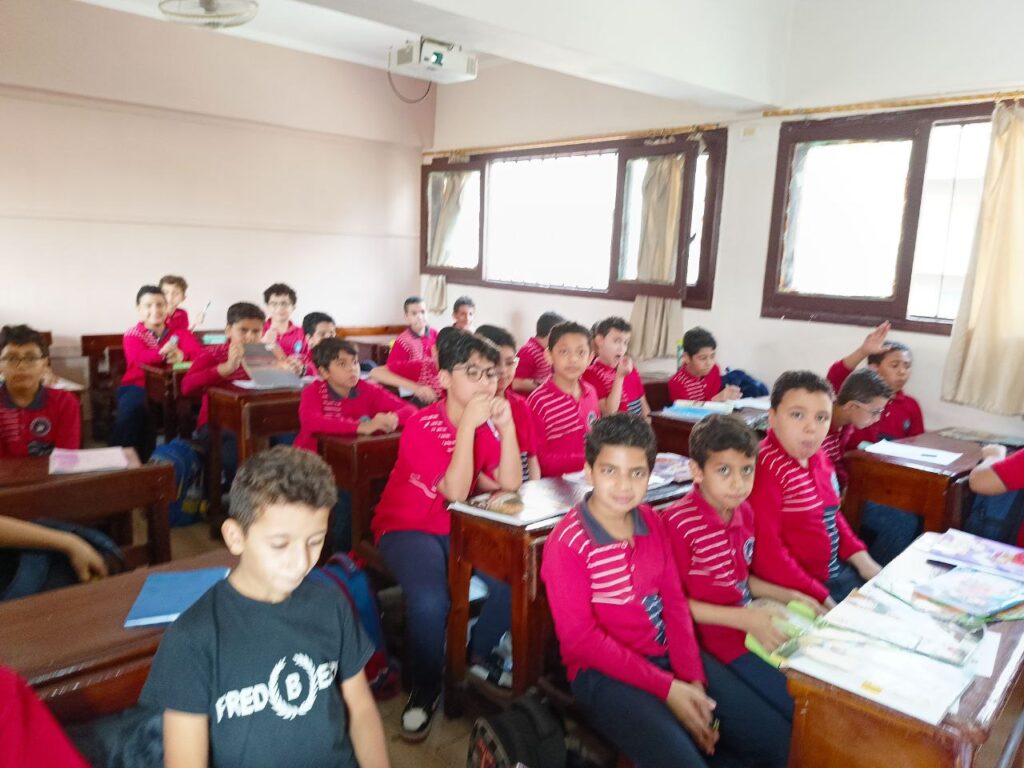 مدير المرحلة الابتدائية بشبان بنها يتفقد الطلاب أثناء الامتحانات الشهرية مدير المرحلة الابتدائية بشبان بنها يتفقد الطلاب أثناء الامتحانات الشهرية