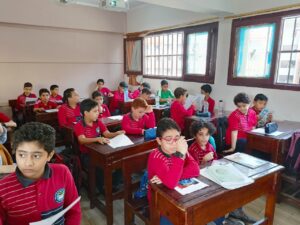 مدير المرحلة الابتدائية بشبان بنها يتفقد الطلاب أثناء الامتحانات الشهرية