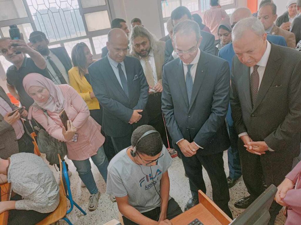 وزير الاتصالات يتفقد مدرسة النور للمكفوفين ومدرسة التربية الفكرية بمدينة بنها وزير الاتصالات يتفقد مدرسة النور للمكفوفين ومدرسة التربية الفكرية بمدينة بنها