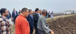 رئيس جامعة بنها يشهد بدء موسم زراعة القمح في مزارع كلية الزراعة