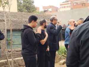 بالصور .. أحمد حلمي يشيع جثمان شقيقه إلى مثواه الأخير