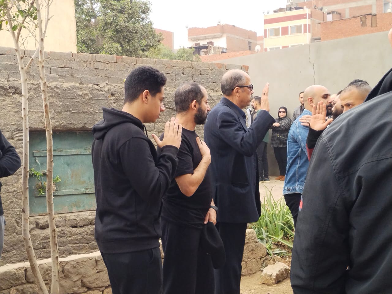 بالصور .. أحمد حلمي يشيع جثمان شقيقه إلى مثواه الأخير