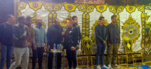 الفنان أحمد حلمي يتلقى عزاء شقيقه ببنها (صور)