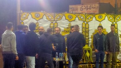 الفنان أحمد حلمي يتلقى عزاء شقيقه ببنها (صور)