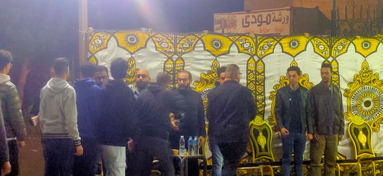 الفنان أحمد حلمي يتلقى عزاء شقيقه ببنها (صور)