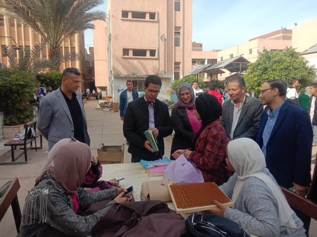 رئيس جامعة بنها يلتقى بالطلاب ويحثهم على المشاركة الإيجابية فى الانتخابات الرئاسية