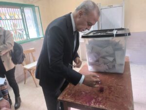 محافظ القليوبية يدلي بصوته في الانتخابات الرئاسية ببنها
