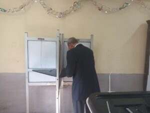 محافظ القليوبية يدلي بصوته في الانتخابات الرئاسية ببنها