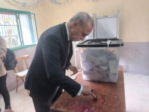 محافظ القليوبية يدلي بصوته في الانتخابات الرئاسية ببنها