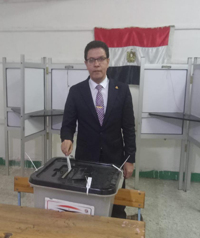 رئيس جامعة بنها يدلي بصوته في الانتخابات الرئاسية