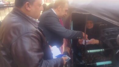 رئيس لجنة انتخابية بالقليوبية يخرج لسيدة مسنة للإدلاء بصوتها داخل "توك توك" رئيس لجنة انتخابية بالقليوبية يخرج لسيدة مسنة للإدلاء بصوتها داخل "توك توك"