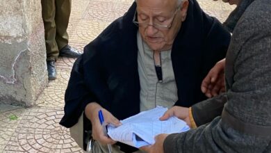 رئيس لجنة يساعد مسن للإدلاء بصوته في لجنة زاوية بلتان بطوخ رئيس لجنة يساعد مسن للإدلاء بصوته في لجنة زاوية بلتان بطوخ