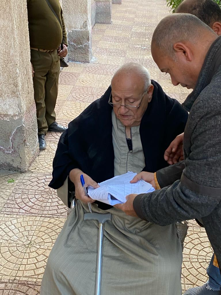 رئيس لجنة يساعد مسن للإدلاء بصوته في لجنة زاوية بلتان بطوخ رئيس لجنة يساعد مسن للإدلاء بصوته في لجنة زاوية بلتان بطوخ