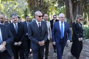 محافظ القليوبية وسفير أذربيجان يضعان أكليل من الزهور على تمثال الزعيم حيدر علييف بالقناطر الخيرية