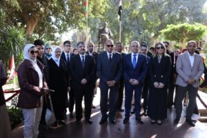 محافظ القليوبية وسفير أذربيجان يضعان أكليل من الزهور على تمثال الزعيم حيدر علييف بالقناطر الخيرية