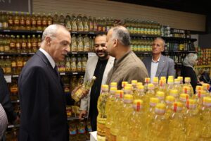 محافظ القليوبية يتفقد عدد من الهايبرات للتأكيد على توافر السلع بمدينتي الخانكة والعبور