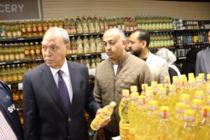 محافظ القليوبية يتفقد عدد من الهايبرات للتأكيد على توافر السلع بمدينتي الخانكة والعبور