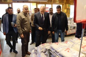 محافظ القليوبية يتفقد عدد من الهايبرات للتأكيد على توافر السلع بمدينتي الخانكة والعبور