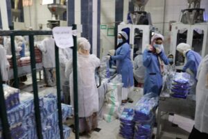 محافظ القليوبية يتفقد أحد المصانع المتخصصة في تعبئة المنتجات الغذائية بالقناطر الخيرية