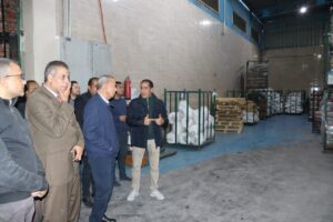 محافظ القليوبية يتفقد أحد المصانع المتخصصة في تعبئة المنتجات الغذائية بالقناطر الخيرية