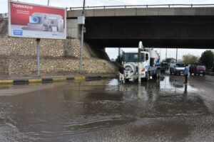 انتشار معدات مياه القليوبية لرفع تجمعات مياه الأمطار