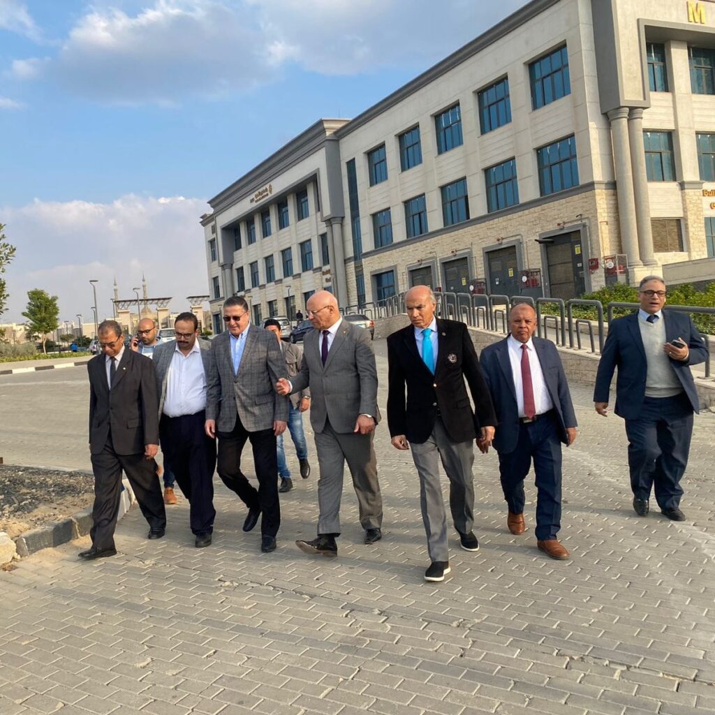 رئيس مجلس أمناء جامعة بنها الأهلية يتفقد عددًا من المنشآت الجديدة