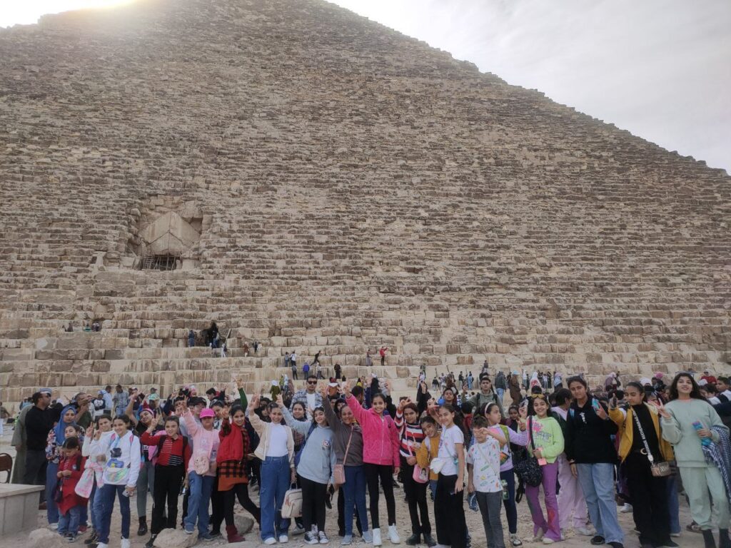 شبان بنها داخل أهرامات الجيزة شبان بنها داخل أهرامات الجيزة