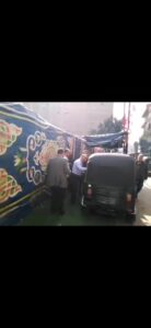 رئيس لجنة يساعد سيدة من ذوي الاحتياجات الخاصة للتصويت في العمليه الانتخابية بالقليوبية