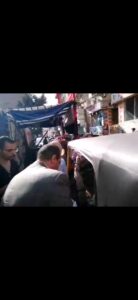 رئيس لجنة يساعد سيدة من ذوي الاحتياجات الخاصة للتصويت في العمليه الانتخابية بالقليوبية