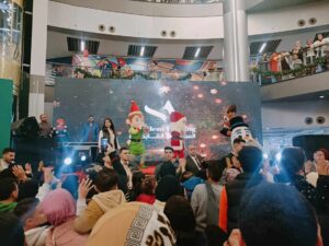 بشجرة كريسماس ضخمة .. مواطني القليوبية يحتفلون باستقبال العام الجديد (صور)