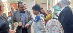 نائب رئيس جامعة بنها يوزع الورود والهدايا على أطفال الغسيل الكلوي بالمستشفى الجامعي