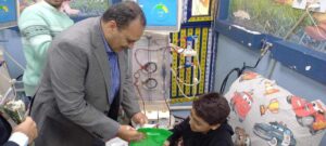 نائب رئيس جامعة بنها يوزع الورود والهدايا على أطفال الغسيل الكلوي بالمستشفى الجامعي