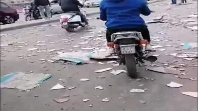 انقلاب سيارة نقل ثقيل محملة بـ "السيراميك" بالطريق الدائري بالقليوبية