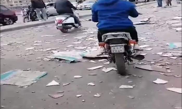 انقلاب سيارة نقل ثقيل محملة بـ "السيراميك" بالطريق الدائري بالقليوبية