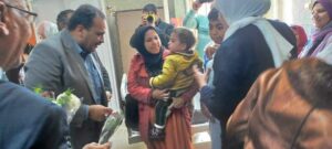 نائب رئيس جامعة بنها يوزع الورود والهدايا على أطفال الغسيل الكلوي بالمستشفى الجامعي