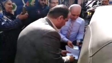 رئيس لجنة يساعد سيدة من ذوي الاحتياجات الخاصة للتصويت في العمليه الانتخابية بالقليوبية رئيس لجنة يساعد سيدة من ذوي الاحتياجات الخاصة للتصويت في العمليه الانتخابية بالقليوبية