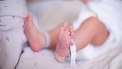 العثور على طفل حديث الولادة بأرض فضاء بالقليوبية