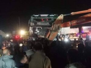 مصرع 8 أشخاص وإصابة 13 آخرين في حادث سير مأساوي بصحراوى البحيرة