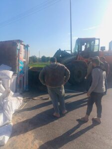 إعادة حركة المرور بالطريق الزراعي ببنها بعد انقلاب "تريلا" (صور)