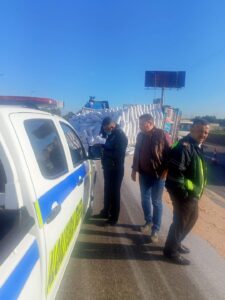 إعادة حركة المرور بالطريق الزراعي ببنها بعد انقلاب "تريلا" (صور)