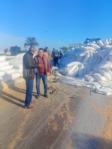 إعادة حركة المرور بالطريق الزراعي ببنها بعد انقلاب "تريلا" (صور)