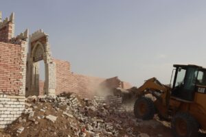 محافظ القليوبية يشرف على إزالة أكثر من700 مقبرة مخالفة بالخانكة