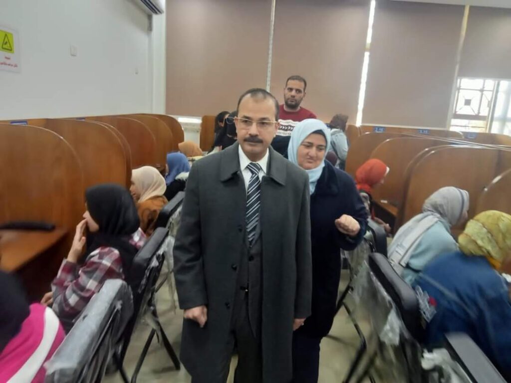 نائب رئيس جامعة بنها يتفقد امتحانات كلية التمريض بمركز الاختبارات الالكترونية