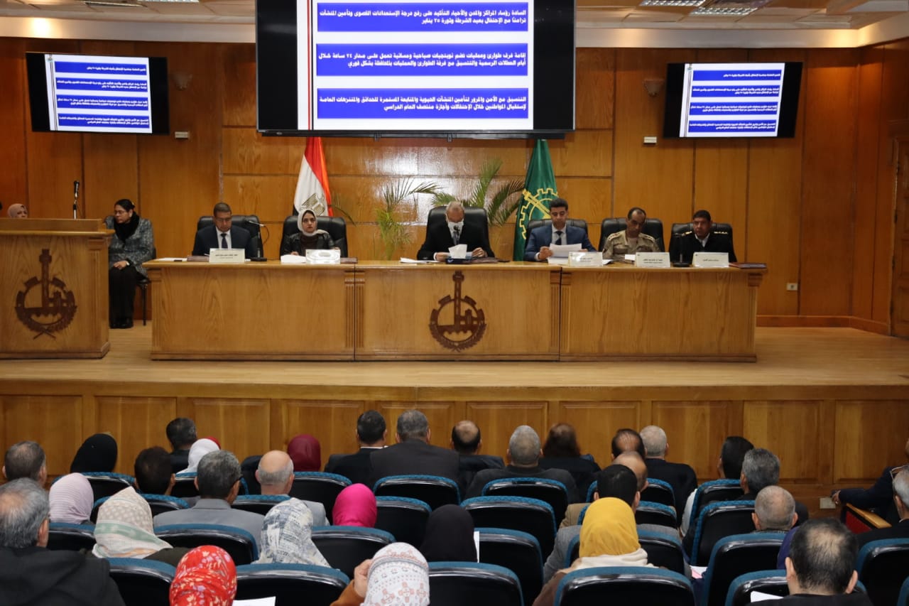 محافظ القليوبية يقرر إعفاء 3 موظفين من مناصبهم لتقصيرهم في العمل