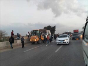 سقوط سيارة نقل محملة بالزجاج على الطريق الزراعي (صور)