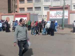 طلاب الإعدادية بالقليوبية يختتمون امتحانات الفصل الدراسي الأول - صور