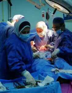 قليوب التخصصي تنقذ حياة شاب مصاب بطعنة نافذة بالقلب (صور)