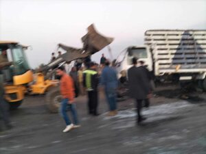 سقوط سيارة نقل محملة بالزجاج على الطريق الزراعي (صور)